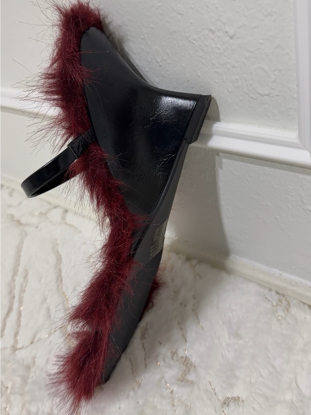 Scoop Burgundy Faux-Fur Slide Sandals with Black Straps - Picture 4 of 6